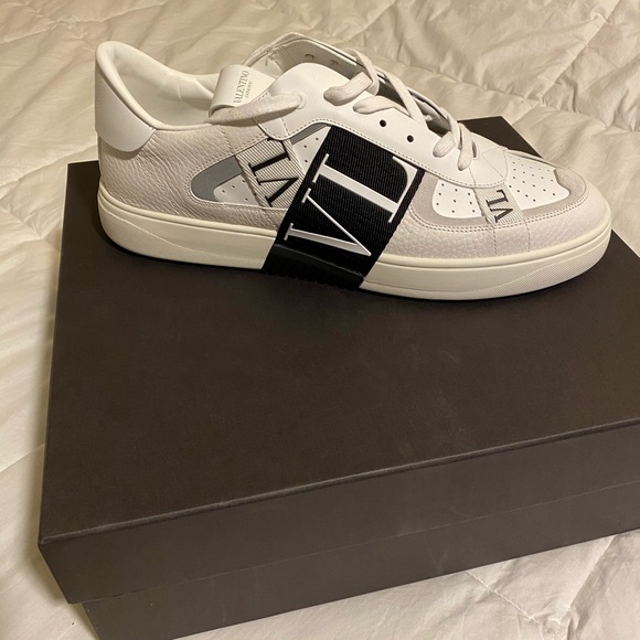 Valentino Garavani Other - Garavani Valentino calfskin VL7N